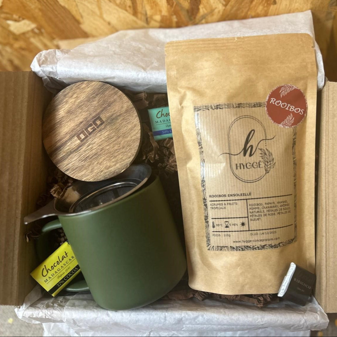 Coffret cadeau L’Évasion au Naturel avec tisanière OGO Living vert kaki et rooibos ensoleillé 100 g – Hyggë Concept Store.