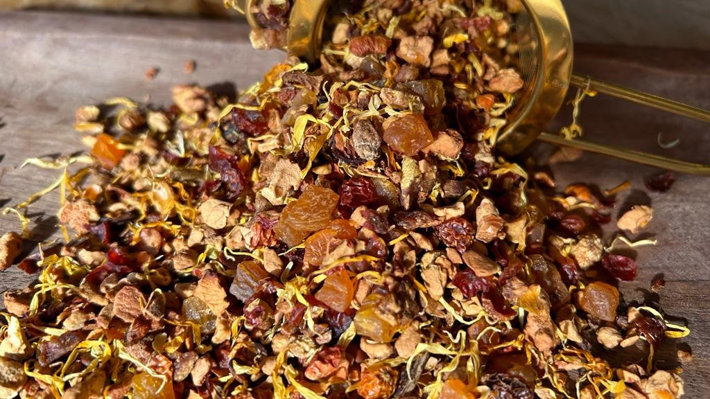 Photo de l'infusion Cap Fruité – Morceaux de pomme, poire, abricot et fleurs de souci. Infusion fruitée sans théine – Cap Fruité de HYGGË Concept Store
Tisane naturelle pour toute la famille – Chaude ou glacée