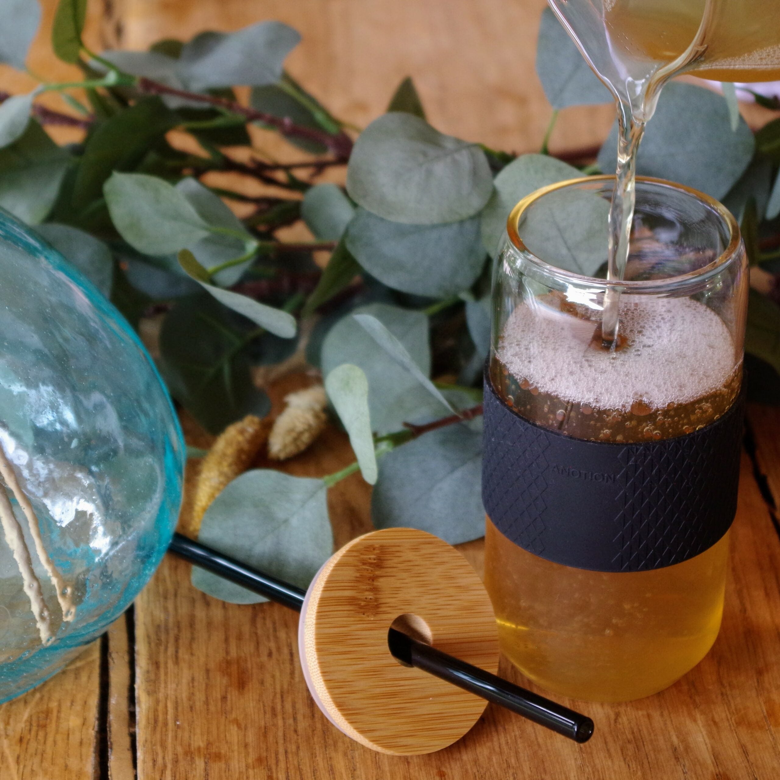 hygge concept store verre avec couvercle bambou manchon silicone NOIR et paille