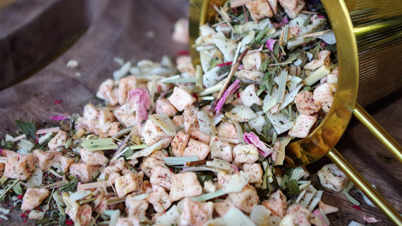 Visuel de l’infusion Harmonie Exotique – cubes de pomme, coco, pétales de rose & citronnelle