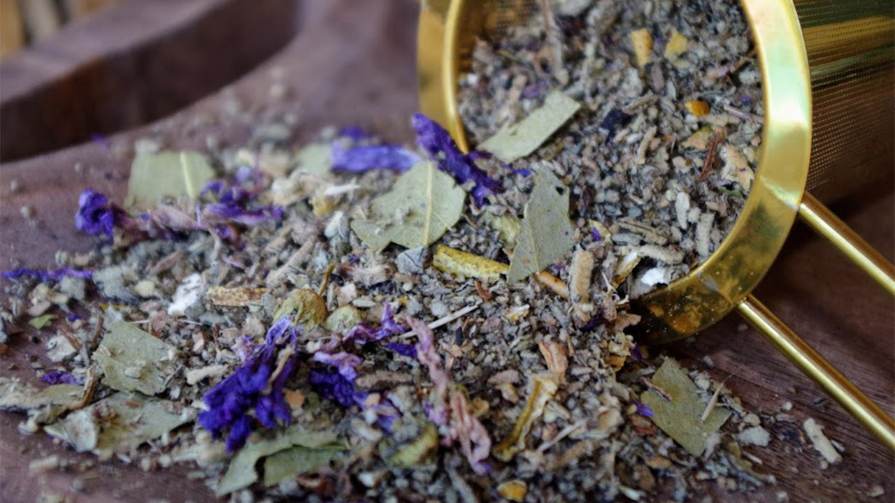 Photo de l’infusion Réconfort de la Gorge – Infusion bienfaisante au miel et citron.