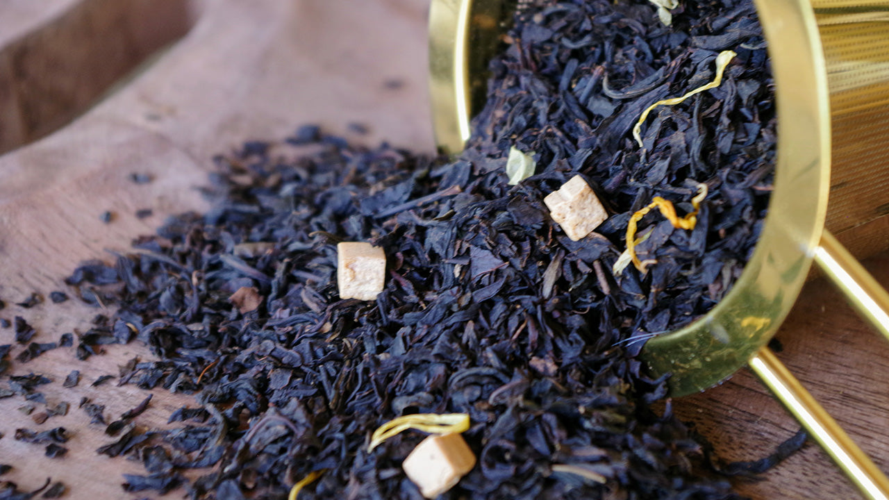 Photo du thé Délice Caramélisé – Thé noir aux notes de caramel et beurre salé, infusion gourmande et réconfortante.