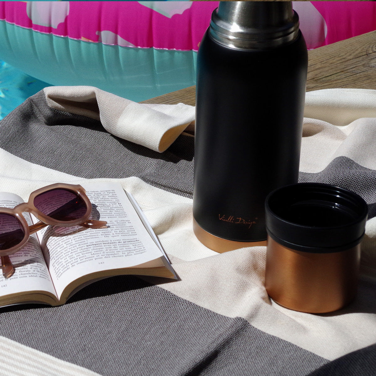 Vue du thermos avec ses deux tasses – Accessoire nomade pour pause thé ou café.