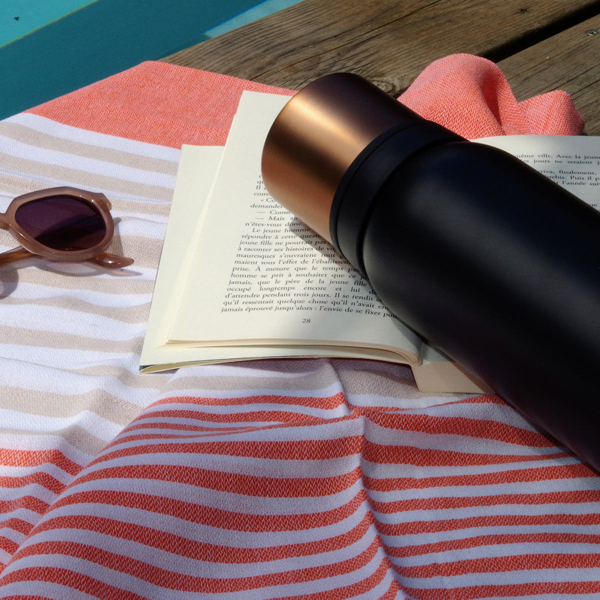 Détail du bouchon et des finitions rose gold – Design raffiné et moderne.