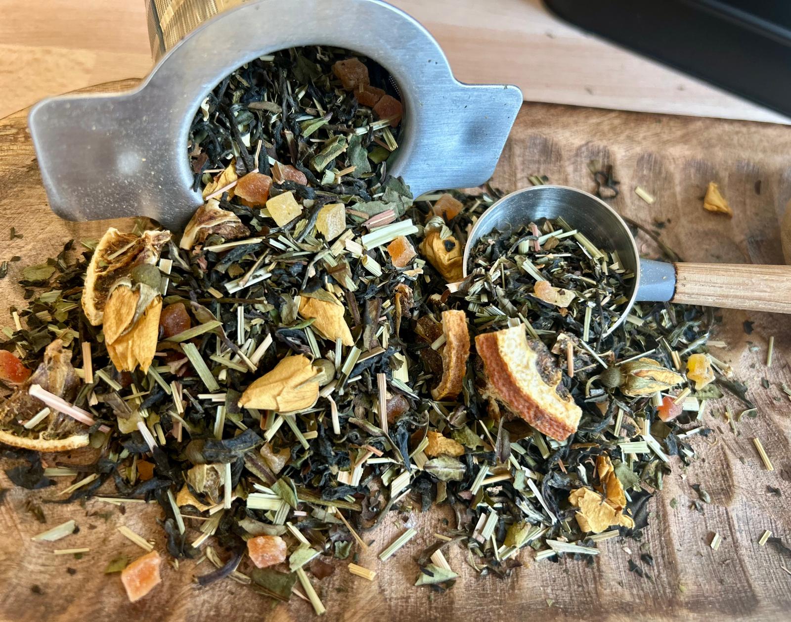 Détail du mélange Escale Tropicale – citronnelle, boutons de rose, bleuet et papaye"