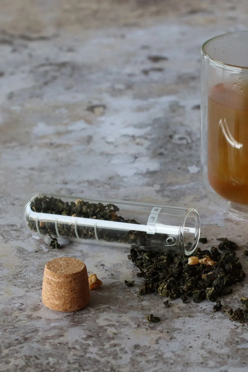 Infuseur en verre YCARE utilisé pour préparer une infusion en vrac