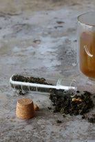 Infuseur en verre YCARE utilisé pour préparer une infusion en vrac