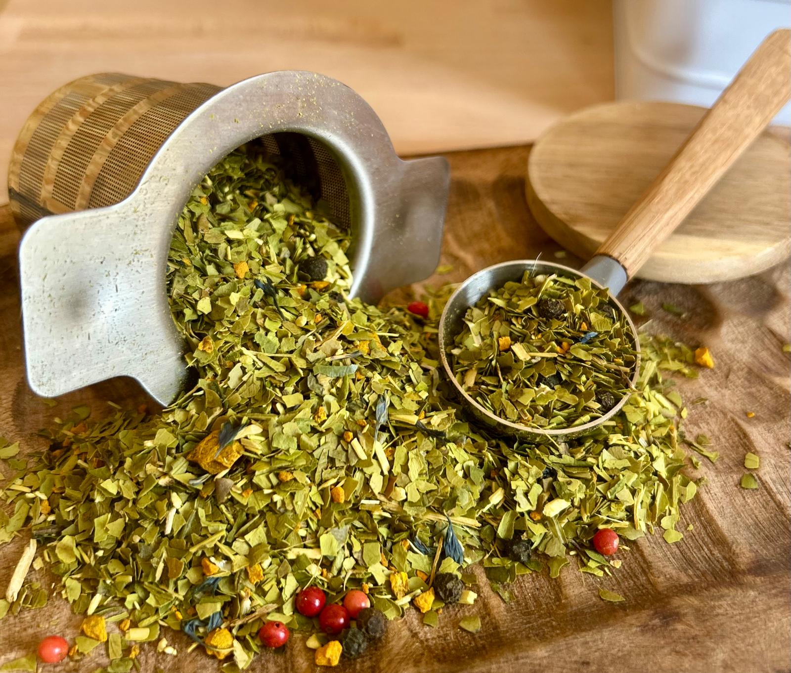 L'infusion Harmonie Active marie les bienfaits du maté vert, du curcuma, de l’éleuthérocoque et du poivre, avec des notes douces et fruitées d’orange.