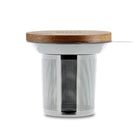 Détail du filtre à thé micro-perforé en inox et du couvercle en bois d’acacia JULIET
