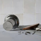 Infuseur à thé en inox JULIET utilisé dans une tasse pour préparer une infusion