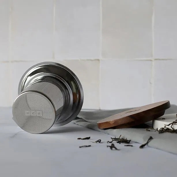 Infuseur à thé en inox JULIET utilisé dans une tasse pour préparer une infusion