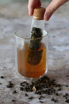 Infuseur en verre YCARE utilisé pour préparer une infusion en vrac