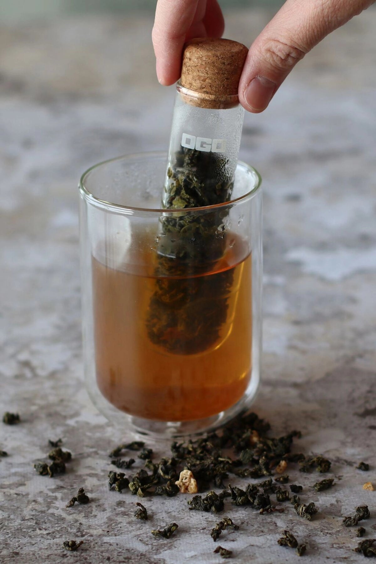Infuseur en verre YCARE utilisé pour préparer une infusion en vrac