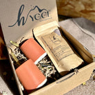 Coffret cadeau L’Instant Partagé avec thé noir des Lutins et deux tasses en grès terracotta – Hyggë Concept Store.
