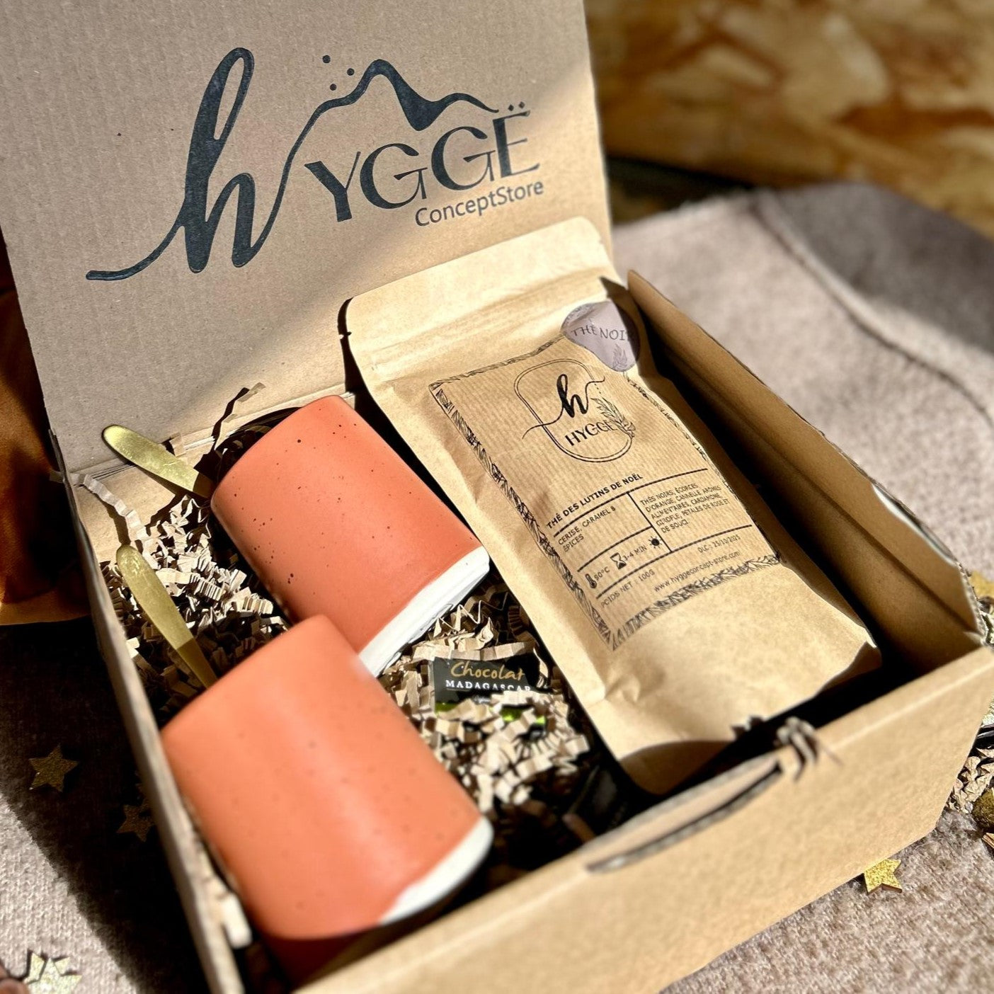 Coffret cadeau L’Instant Partagé avec thé noir des Lutins et deux tasses en grès terracotta – Hyggë Concept Store.