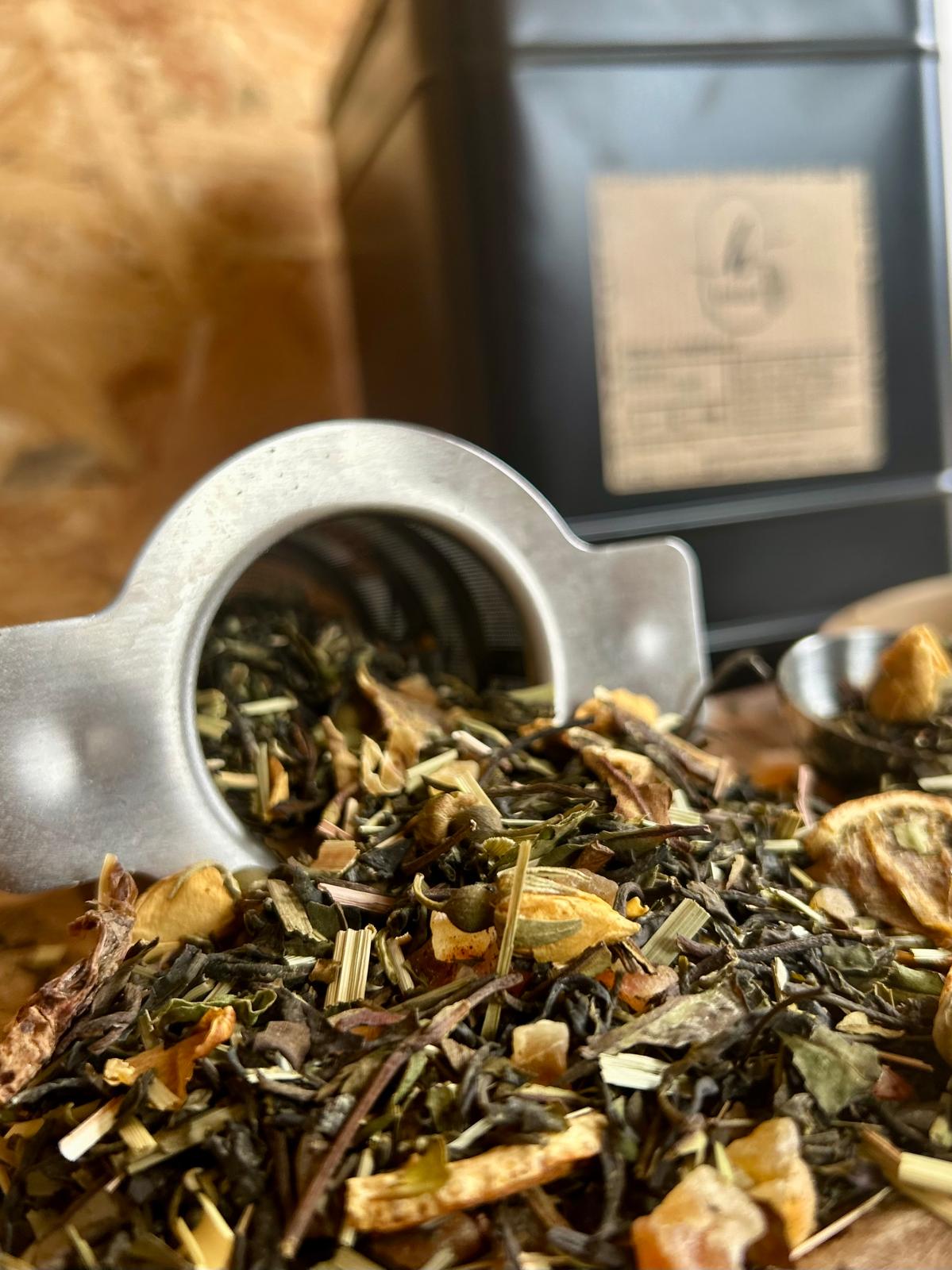 Moment détente avec Escale Tropicale – thé blanc et vert aux saveurs tropicales