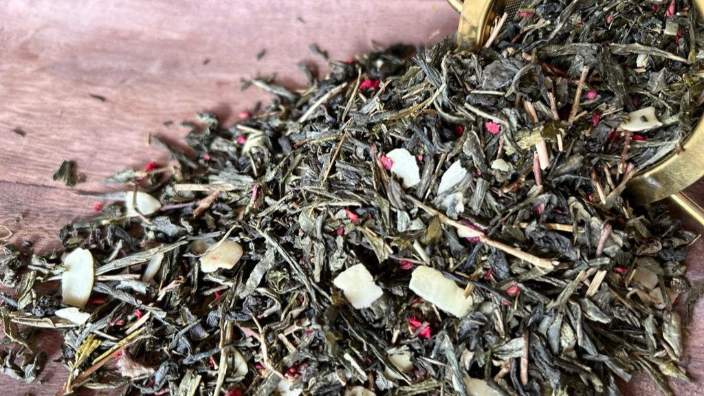 Photo du thé Éclats de Framboise et Amande – Thé vert aux notes de framboise et amande, infusion gourmande et raffinée.