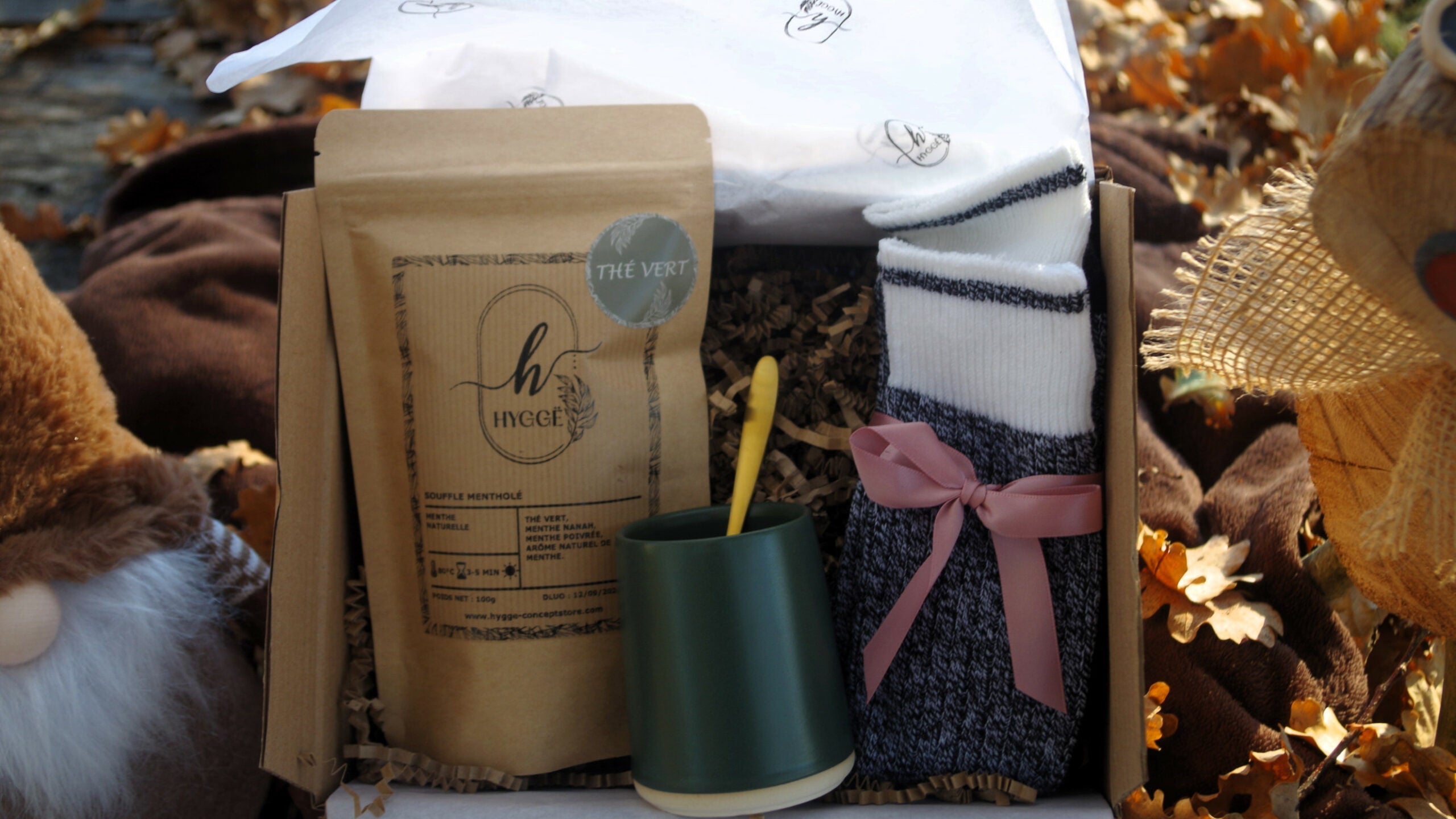 Coffret Saint-Valentin "Douce Évasion" - Hyggë Concept Store 1 gobelet 250ml vert intense 1 sachet thé souffle mentholé 1 paire chaussette douillette hygge conceptstore