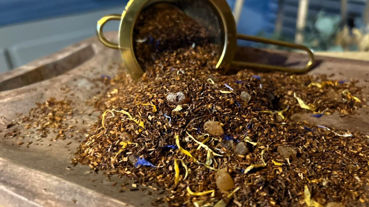 Photo du Rooibos Passion – Infusion exotique au fruit de la passion et fleurs tropicales.