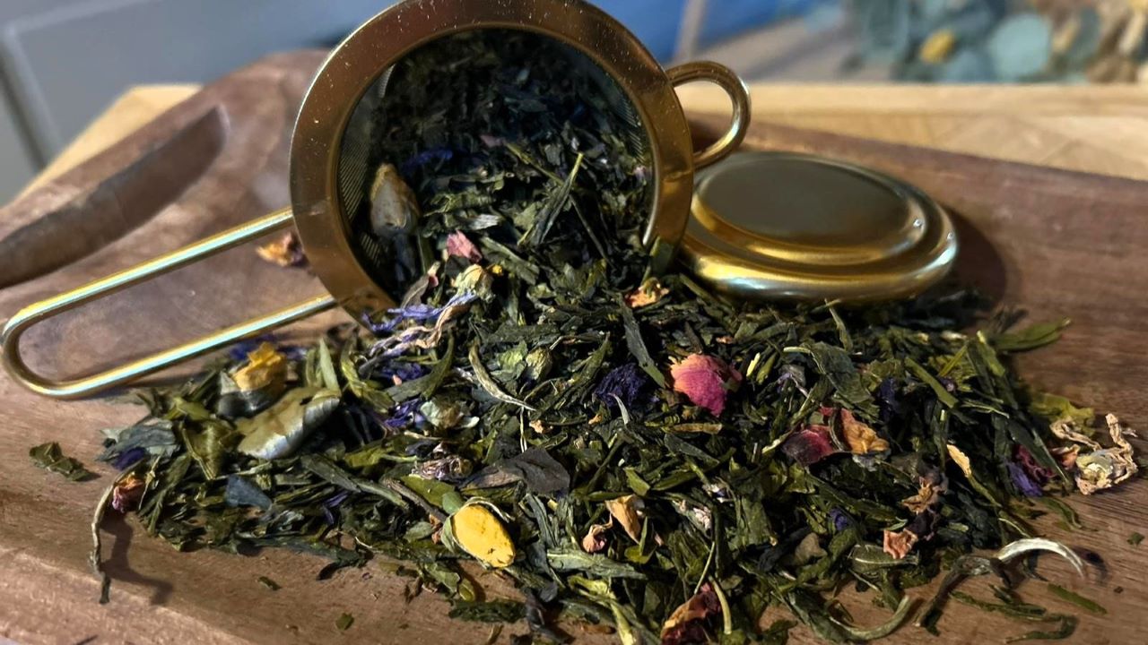 Photo du Thé Blanc Éden Floral De Bali – Infusion florale aux fruits exotiques et jasmin.