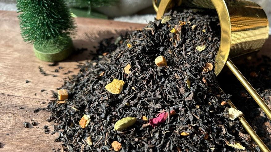 Photo du thé Velours d’Épices – Thé noir aux notes de cerise, caramel et épices, infusion chaleureuse et gourmande.