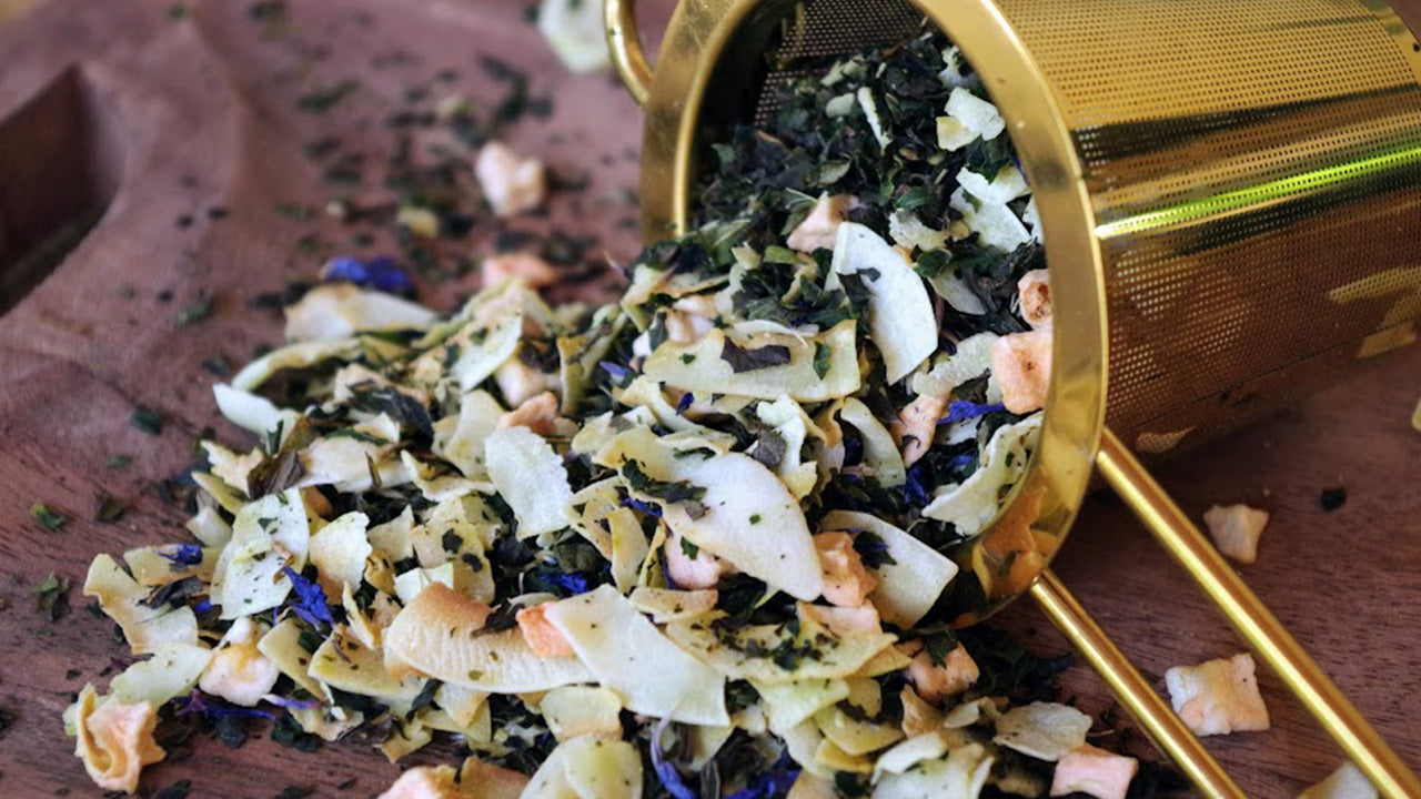 Photo de l’infusion Fraîcheur Mentholée – Menthe poivrée, coco, pomme et fleurs de bleuet