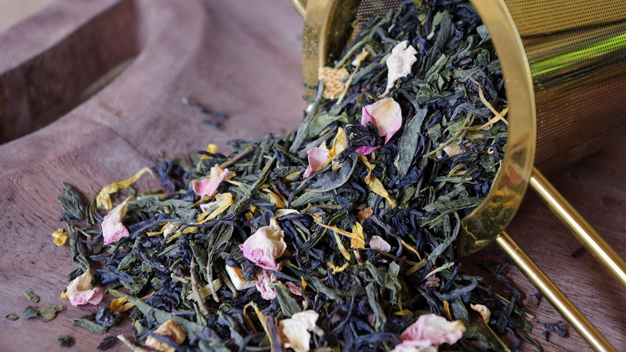 Photo du thé Love – Thé noir et vert aux notes de passion et de bergamote.