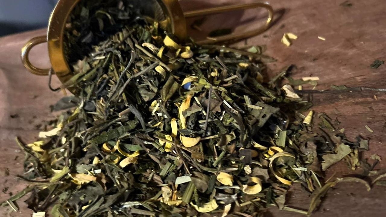 Photo du Thé Blanc Éclat Boréal – Infusion énergisante citron et gingembre.